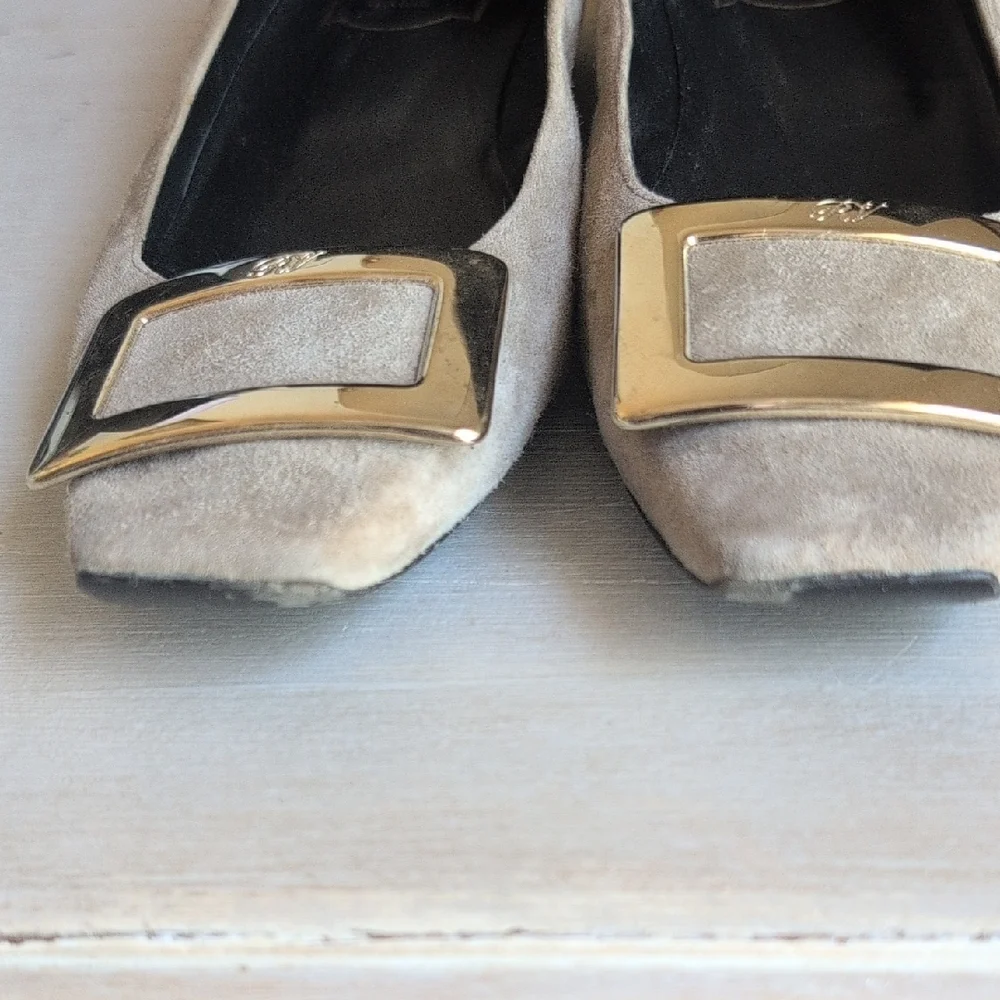Roger Vivier Tan Suede Women's Shoes with Gold Buckle - Picture 5 of 7